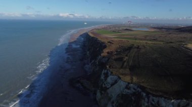 Calais yakınlarındaki Cap Blanc-Nez 'in vurucu uçurumlarına ve İngiliz kanalına hayret edin. Maceracı ruhlar parıldayan suların üzerinde süzülüp temiz bir gökyüzünün altında kıyı şeridinin özünü yakalıyorlar..