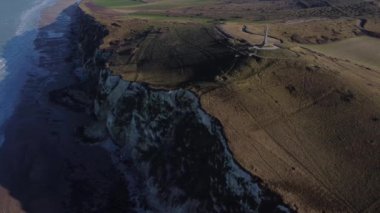 Fransa 'daki Cap Blanc-Nez' in baş döndürücü uçurumlarına tanık olun. İngiliz kanalı dalgaları kıyıda tur atıyor ve güneş gökyüzünü ılık renklerle boyuyor. Doğal aşıklar için mükemmel bir ortam yaratıyor..