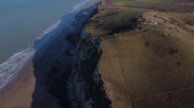 Fransa 'da Calais kenti yakınlarındaki Cap Blanc-Nez' in dramatik uçurumlarına tanık olun. Sakin okyanus zeminine karşı, altın kumların açık mavi gökyüzünün altında masmavi sularla buluştuğu yere.
