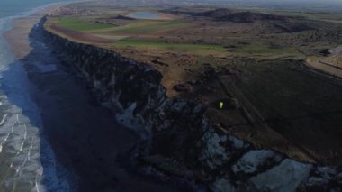 Güneş batarken Fransa 'nın Calais kenti yakınlarındaki Cap Blanc-Nez' in büyüleyici manzarasına tanık olun. Dramatik uçurumlara ve denizin engin genişliğine altın renkler döküyor..