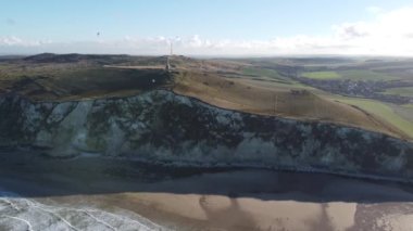 Cap Blanc-Nez 'in, Calais' in, İngiliz kanalı Calais 'in muhteşem uçurumlarını deneyin. Sarmal yeşil tepelerin dramatik kıyılarla buluştuğu, dalgaların kayalara çarptığı.