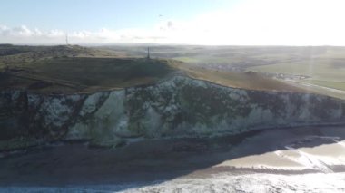 Calais yakınlarındaki Cap Blanc-Nez 'de büyüleyici bir kıyı manzarası yaşayın. Uçurumların parlak bir gökyüzünün altında ışıldayan denizle buluştuğu, doğa aşıkları için keşif ve hayranlık uyandıran bir yer..