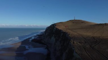 Cap Blanc-Nez 'in büyüleyici uçurumlarında dolaşın. Renkli uçurtmaların dramatik manzaranın üzerinde zarif bir şekilde süzülüp bu sahil taşının büyüleyici güzelliğini yakalayın..