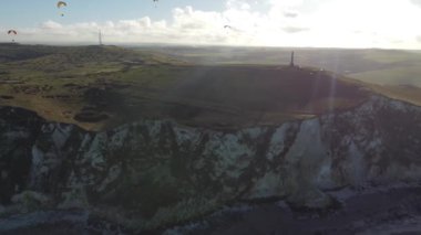 Cap Blanc-Nez 'in nefes kesen güzelliğini tecrübe edin. Paraşütçülerin çarpıcı kireçtaşı uçurumlarına doğru zahmetsizce süzülüp alacakaranlık sırasında doğanın ihtişamını gösterdikleri yer.