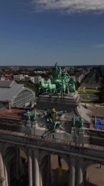 Büyüleyici Parc du Cinquantenaire boyunca bir yolculuğa çıkın, etkileyici mimarisini, altın heykellerini ve yemyeşil bahçelerini sergileyin. Bu ikonik konumun güzelliğini ve tarihini tecrübe edin..