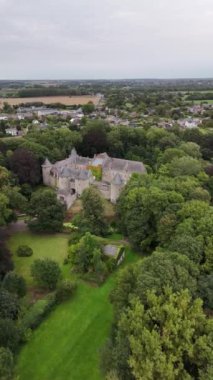 Yeşilliklerin arasına yerleştirilmiş tarihi bir mücevher olan Corroy-le-Chateau 'nun büyüleyici topraklarını keşfedin. Belçika 'nın bu pitoresk mekanının cazibesini tecrübe edin..