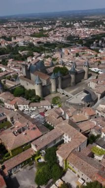 Carcassonne 'un nefes kesici hava manzaralarını keşfedin. Ortaçağ kuleleri büyüleyici çatıların üzerinde yükseliyor. Bu büyüleyici şehrin tarihsel zenginliğini ve çarpıcı mimarisini gözler önüne seriyor..