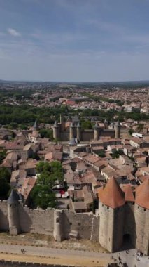 Eski taş duvarlar, kuleler ve çatıların güzel kırsal bölgelerle uyum içinde harmanlandığı Carcassonne 'un çarpıcı hava manzaralarını keşfedin. Nefes kesici bir deneyim bizi bekliyor..