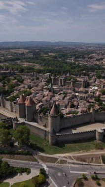 Yükselen Carcassonne 'un görkemli kalesi eski kulelerini ve hareketli caddelerini gözler önüne seriyor. Bu büyüleyici Fransız şehrinin cazibesini ve tarihini berrak bir gökyüzü altında yakalıyor..