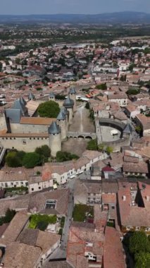 Carcassonne 'un nefes kesici manzarasını keşfedin, çarpıcı bir ortaçağ kalesi. Karmaşık çatı ve kuleler, antik öyküler ve mimari harikalarla dolu bir tarih hikayesi örüyor..