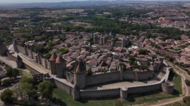 Güneş görkemli duvarları ve kuleleri üzerinde batarken Carcassonne 'un büyüleyici tarihi cazibesini tecrübe edin. Bu ortaçağ harikalarının panoramik manzaralarının tadını çıkarın..