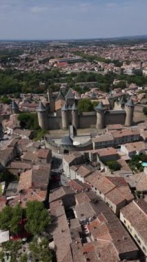 Carcassonne 'un büyüleyici hava manzarasını keşfedin, görkemli kalelerini ve büyüleyici çatılarını ortaya çıkarın. Bu büyüleyici mekan, canlı bir manzaranın tarihi ve mimarisini güzel bir şekilde harmanlıyor..
