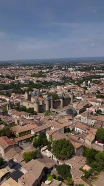 Büyüleyici Carcassonne şehrinin yükseklerinde yükselen bu manzara, ortaçağ ikonik kalesinin, tuhaf evler ve yemyeşil evlerle çevrili, büyülü bir günbatımı parıltısı saçan, nefes kesici manzarasını gözler önüne seriyor..