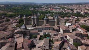 Günbatımının altın ışığı ikonik ortaçağ kulelerini yıkarken Carcassonne 'un çarpıcı güzelliğini keşfedin. Bu fevkalade yerin zengin tarihi ve nefes kesici mimarisine hayret ediyorum..