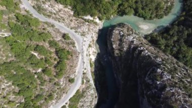 Sis, Verdon Boğazı 'nın üzerinden yükselirken büyüleyici bir yolculuk başlıyor. Parlak turkuaz sular sarp kayalıklarda zikzak çizerek doğanın şafaktaki ebedi güzelliğini ortaya çıkarır..