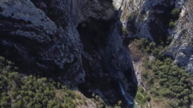 Doğanın nefes kesici manzarasını gözler önüne serdiği Verdon Vadisi 'nin baş döndürücü uçurumlarına ve canlı turkuaz nehrine hayret edin. Bu olağanüstü varış yerinin sükunetini ve ihtişamını tecrübe et..