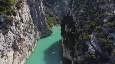 Verdon Gorge 'un görkemli uçurumlarında yüzen tekneler gibi canlı turkuaz suları keşfedin. Bu doğa harikası muhteşem manzaraları ve sakin atmosferiyle büyüleyicidir..