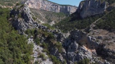 Verdon Vadisi 'nin çarpıcı doğal güzelliklerine yolculuk. Yüksek uçurumlar, canlı yeşillikler ve dingin sular doğaya hoş bir kaçış yaratır..