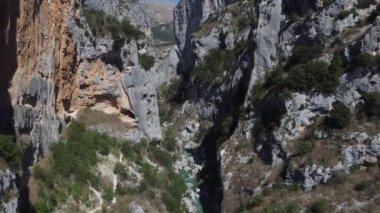 Verdon Vadisi 'nin nefes kesici güzelliğini deneyimleyin. Yüksek uçurumların canlı turkuaz sularla buluştuğu yer. Bu çarpıcı manzarada doğa sanatı gözler önüne seriliyor. Macera arayanlar için mükemmel..