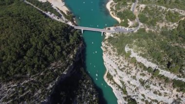 Dik uçurumların kristal berrak sularla buluştuğu Verdon Boğazı 'nın çarpıcı manzarasına hayret ediyorum. Yeşillik ve dramatik manzaralarla çevrili bu doğal harikanın içinde süzülen tekneler..