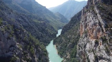 Verdon Vadisi 'nin göz kamaştırıcı manzarasına tanık olun. Görkemli uçurumlar sakin bir nehrin üzerinde kule gibi. Doğanın güzelliğine ve Güney Fransa 'daki bu büyüleyici manzaranın sakinliğine hayret ediyorum..