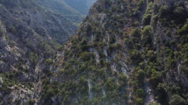 Provence 'ın göbeğine kurulmuş engebeli uçurumlar aşağıdaki turkuaz sulardan çarpıcı bir şekilde yükseliyor ve çarpıcı bir doğal manzara yaratıyor.