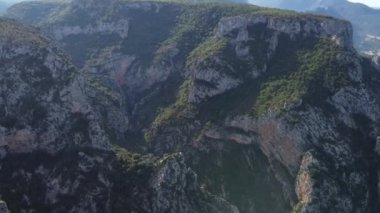 Güneş doğarken Verdon Vadisi 'nin görkemli kayalıklarına ve canlı yeşilliğine tanık olun. Sıcak renklerle gökyüzünü boyuyor ve tüm ihtişamıyla göz kamaştırıcı doğal manzarayı gözler önüne seriyor..