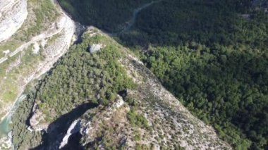 Verdon Vadisi 'nin görkemli manzaralarını, dramatik uçurumları ve yemyeşil yeşillikleri görün.