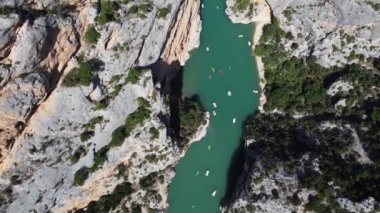 Kendinizi Verdon Vadisi 'nin görkemli manzaralarına daldırın. Kano sahipleri sarp kayalıklar ve yemyeşil kayalıklarla çevrili turkuaz sularda süzülür. Doğanın görkemli sanatını gözler önüne serer..