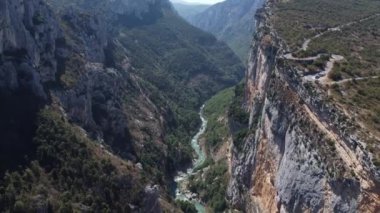 Verdon Vadisi 'nin çarpıcı manzarasına tanık olun. Güneş, turkuaz sularda dans ediyor. Dramatik uçurumlardan akıyor..