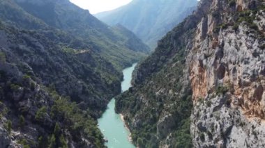 Doğanın canlı yeşillik ve dramatik arazi boyunca gizli harikalarını gözler önüne serdiği Verdon Vadisi 'nin baş döndürücü uçurumlarına ve turkuaz sularına hayret edin..