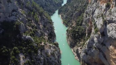 Verdon Vadisi 'nin nefes kesen güzelliğine hayret ediyorum. Turkuaz sular yükselen kayalıklar arasında akıyor. Bu büyüleyici manzarada doğanın dinginliğini hissedin..