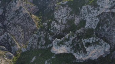 Verdon Geçidi 'nin göz kamaştırıcı güzelliğine tanık olun. Güneş ışınları, bu görkemli Fransız cennetinde yüksek uçurumları ve canlı yeşillikleri aydınlatıyor..