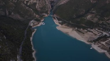 Güneş batarken Verdon Boğazı 'nın nefes kesen manzarasını keşfedin, canlı mavi suları ve engebeli uçurumları aydınlatın, büyüleyici bir ışık ve doğa etkileşimi oluşturun..