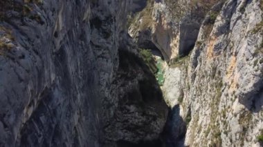 Verdon Vadisi 'nin çarpıcı manzaralarında, yüksek uçurumların turkuaz sularla buluştuğu yerde seyahat edin. Bu büyüleyici bölgenin doğal harikalarını ve canlı renklerini tecrübe edin..