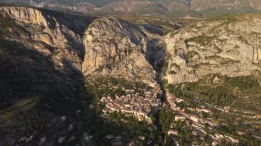Verdon Vadisi 'nin çarpıcı doğal güzelliğini tecrübe edin, yükselen kireçtaşı kayalıklarıyla tuhaf bir köyü çevreleyen