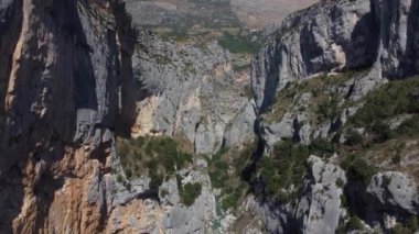 Verdon Gorge 'un nefes kesen manzaralarında gezinirken canlı sonbahar renkleri çevreyi sarıyor. Bu büyüleyici yerde güzellik ve sükuneti tecrübe edin..