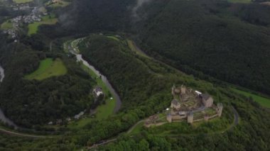 Bir tepenin tepesine tünemiş Bourscheid Kalesi kıvrımlı nehir ve yeşil vadileri gören büyüleyici mimarisini gözler önüne sererek, nefes kesici manzaralar ve Lüksemburg 'un zengin tarihi atmosferini sunuyor..