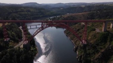 Garabit viyadük 'ünün nefes kesici güzelliğini tecrübe edin.