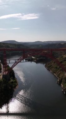 Garabit Viyadük 'ünün muhteşem mimarisine tanık olun. Nehir boyunca zarafetle ilerliyor. Etrafı yemyeşil tepelerle çevrili bu yer, nefes kesici doğa manzarası sunuyor..