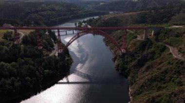 Göz kamaştırıcı Garabit Viyadük 'ünü görkemli bir şekilde nehri kaplarken, verimli manzaralarla çevrili. Güneş batarken, sihirli bir atmosfer yaratan ışığın etkileşimine tanık olun..