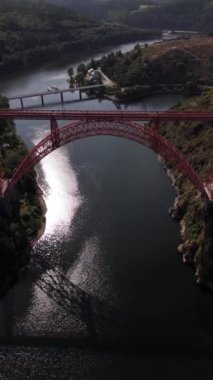 Göz kamaştırıcı Garabit Viyadük 'üne tanık olun, ışıldayan nehrin üzerinde zarafetle eğiliyor. Bu mühendislik harikası ve canlı kırmızı yapısını çevreleyen güzel manzaranın tadını çıkarın..