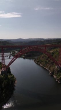 Garabit Viyadük 'ünün çarpıcı mimarisine tanık olun. Truyere Nehri' nin berrak suları üzerinde zarifçe kemerlerle kıvrılıyor. Etrafı bereketli manzaralar ve huzurlu manzaralarla çevrili..