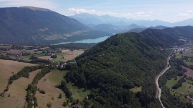 Nefes kesici panoramik manzara yaz boyunca Parc naturel bölgesel du Vercors 'un yemyeşil ve yuvarlanan tepelerini yakalıyor.