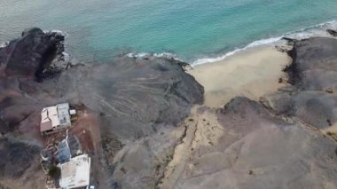 Lanzarote 'deki gök mavisi dalgalarla buluşan siyah volkanik kayaların çarpıcı kontrastına hayret ediyorum. Bu eşsiz kıyı bölgesi doğanın sanatsal özelliklerini sergiliyor ve huzurlu bir kaçış sağlıyor..