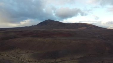 Lanzarotes Timanfaya Ulusal Parkı 'nın eşsiz güzelliğini tecrübe edin. Volkanik oluşumlar ve çarpıcı çöl manzaraları büyüleyici bir manzara yaratır.