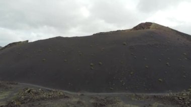 Lanzarote 'nin nefes kesen volkanik arazisine tanık olun. Siyah lav tarlalarının engebeli güzelliği yumuşak yeşillikle buluşuyor. Eşsiz ve büyüleyici bir atmosfer yaratıyor..