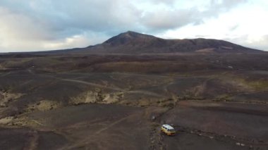 Güneş ufukta batarken ve engebeli arazide sıcak renkler bırakırken Lanzarote 'nin çarpıcı volkanik arazisine tanık olun. Benzersiz bir macera doğanın sanatını gözler önüne seriyor..