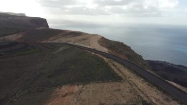 Lanzarote 'nin nefes kesen sahil manzarasına tanık olun. Altın saat engebeli uçurumlara ve sakin sulara ılık parıltısını saçıyor. Karanın ve denizin ahengi hisleri cezbeder..
