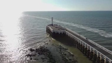 Güneş suyun üzerinde batarken Nieuwpoorts rıhtımının huzurlu güzelliğini hissedin. Büyüleyici dalgalar ve sakin bir ortam, resim gibi bir atmosfer yaratır..
